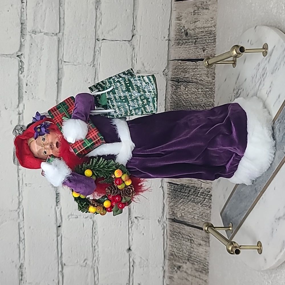 Byers' Choice Carolers 2004 Elderly Victorian Christmas Shopper with Red Scarf